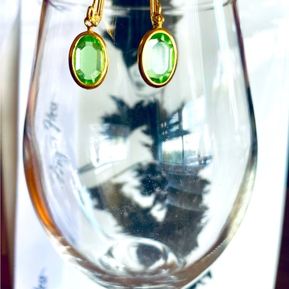 Gorgeous green crystal earrings in gold plated finish. 💚 - Picture 3 of 3
